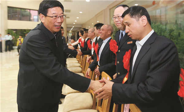 時(shí)任湖南省委書記、省人大常委會(huì)主任徐守盛鼓勵(lì)頤而康公司負(fù)責(zé)人為社會(huì)作出更多貢獻(xiàn)。